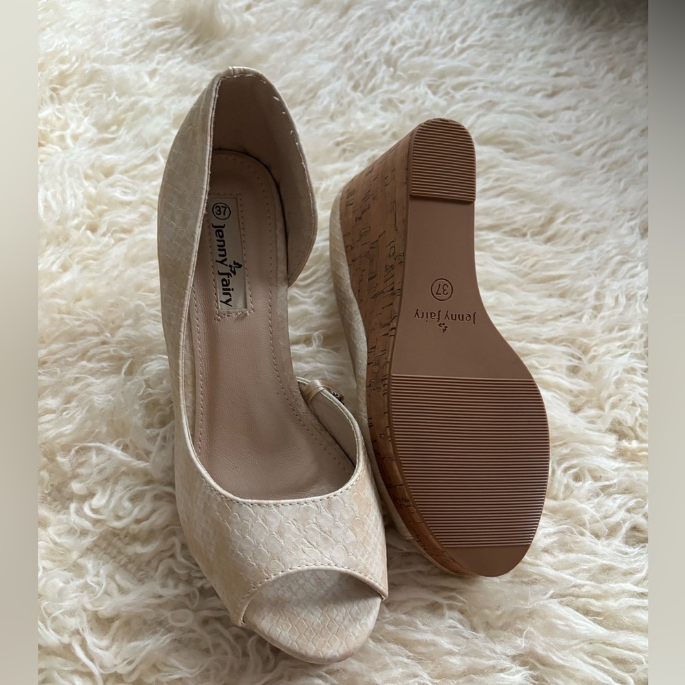 Beige open toed wedges